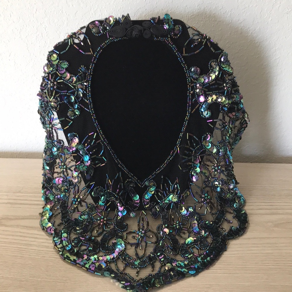 GORGEOUS PEACOCK SEQUINS & BLACK LACE COLAR